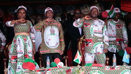 Le président sortant du Burundi,&nbsp;Pierre Nkurunziza (2e en partant de la droite), et le candidat du parti&nbsp;CNDD-FDD,&nbsp;Evariste Ndayishimiye (2e en partant de la gauche), avec sa femme Angélique&nbsp;Ndayubaha (tout à gauche), assistent à l'ouverture de la campagne présidentielle à Gitega, capitale politique du Burundi, le 27 avril 2020. (ONESPHORE NIBIGIRA / AFP)