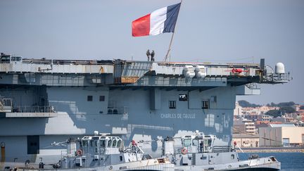 Des militaires à bord du porte-avions Charles de Gaulle, le 12 avril 2020 à Toulon (Var). (CHRISTOPHE SIMON / AFP)