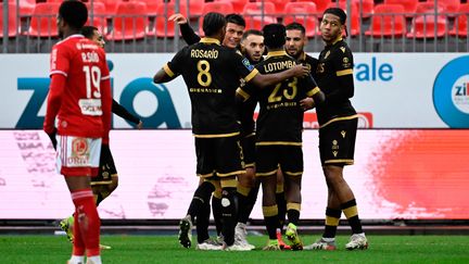 Les joueurs de Nice célèbrent le but d'Andy Delort face à Brest, match comptant pour la 20e journée de Ligue 1, le 9 janvier 2021. (DAMIEN MEYER / AFP)