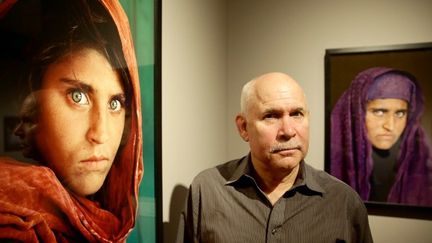 Steve McCurry entre deux clichés de Sharbat Gula
 (ULRICH PERREY / DPA / AFP)