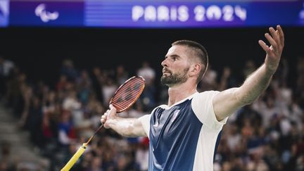 Lucas Mazur lors du tournoi de badminton des Jeux paralympiques de Paris 2024, à l'Arena La Chapelle, à Paris, le 31 août 2024. (CURUTCHET VINCENT / AFP)