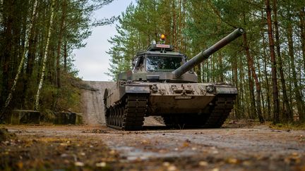 Un soldat slovaque conduit un char Leopard 2 à Münster (Allemagne), le 24 novembre 2022. (PHILIPP SCHULZE / DPA / AFP)