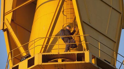 &nbsp; (© Maxppp - Serge Charnay en haut de la grue à Nantes)