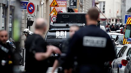 Les forces de police déployées dans la rue des Petites écuries, à Paris, dans le 10e arrondissement, le 12 juin 2018. (BENOIT TESSIER / REUTERS)