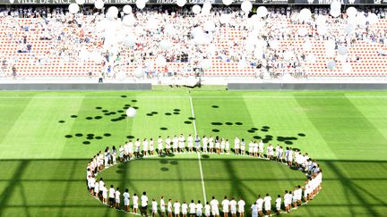 85 ballons ont été lachés, le 14 août 2016 au stade Allianz Riviera à Nice, en hommage aux victimes de l'attentat du 14 Juillet. (FRANCK PENNANT / AFP)