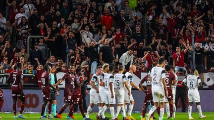 Les joueurs de Metz et Guingamp lors de la 8e journée de Ligue 2, le 12 septembre 2022. (PASCAL BROCARD / MAXPPP)