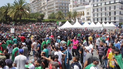 Des milliers de manifestants se retrouvent sur la place de la Grande Poste à Alger, le 21 juin 2019, pour le 18e vendredi de mobilisation. (CLEMENT PARROT / FRANCEINFO)