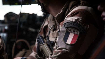 Un soldat français lors d'une patrouille à Timbuktu au Mali, le 14 décembre 2021. Photo d'illustration. (FLORENT VERGNES / AFP)