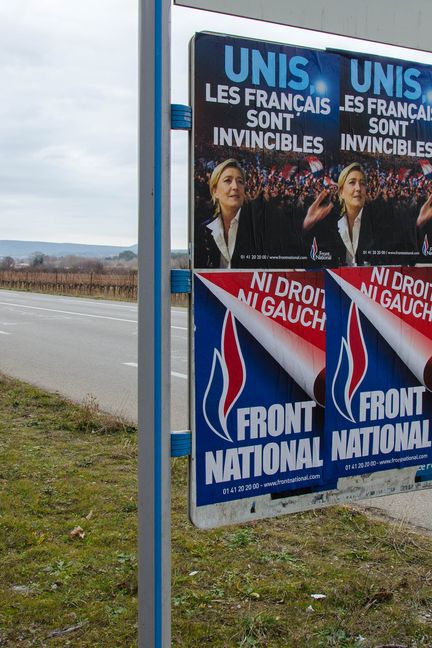 Des affiches du Front national recouvrent l'arrière d'un panneau routier, le 31 janvier 2017, sur la route menant de Pertuis à Grambois (YANN THOMPSON / FRANCEINFO)