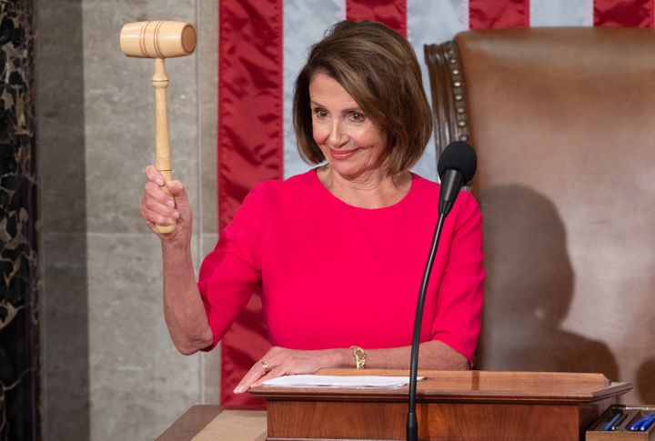 Nancy Pelosi reçoit le marteau du speaker lors de la session inaugurale de la Chambre des représentants, le 3 janvier 2019, à Washington (Etats-Unis). (SAUL LOEB / AFP)