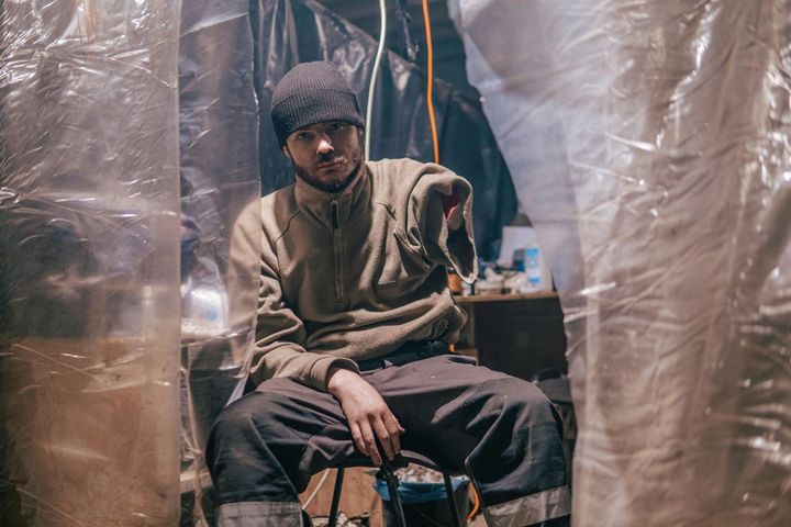 Un militaire ukrainien blessé, à l'intérieur de l'usine de sidérurgie de Marioupol en Ukraine, le 10 mai 2022. (DMYTRO 'OREST' KOZATSKYI / AFP)