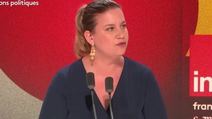 Mathilde Panot, la présidente du groupe LFI à l'Assemblée nationale, était l'invitée de France de "Questions politiques" sur France Inter, franceinfo et "Le Monde", le 8 décembre 2024. (FRANCE INTER / RADIO FRANCE)