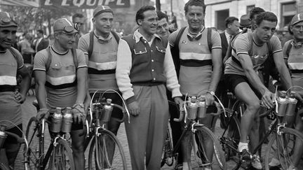 Avant le d&eacute;part du Tour de France de 1947, le boxeur Marcel Cerdan (C) pose&nbsp;avec les coureurs cyclistes de l'Equipe de France. (AFP)