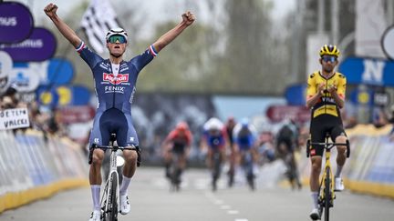 Mathieu van der Poel a remporté A travers la Flandre devant Tiesj Benoot, le 30 mars 2022 à Waregem (Belgique). (DIRK WAEM / BELGA MAG / AFP)