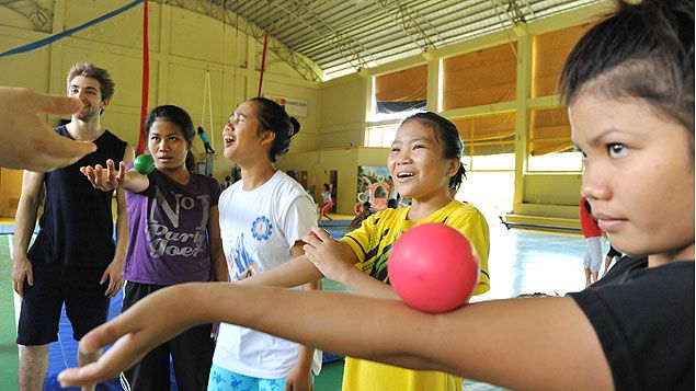 &nbsp; (Le cirque permet aux jeunes filles de redécouvrir leurs corps d’une façon bienveillante © Radio France / Nathanaël Charbonnier)