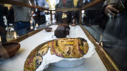 Des ostracons et des fragments de papyrus ont également été découverts sur place. Ils ont été exposés à la surface de la nécropole de Touna el-Gebel. (MOHAMED EL-SHAHED / AFP)