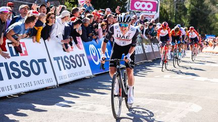 Tadej Pogacar (UAE Team Emirates) s'envole dans l'ascension du Mur de Huy, à l'occasion de la Flèche wallonne, le 19 avril 2023. (DAVID PINTENS / AFP)