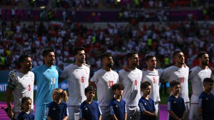 Les joueurs de l'équipe d'Iran, avant leur match contre le pays de Galles le 25 novembre 2022, ont chanté l'hymne national. (NICOLAS TUCAT / AFP)