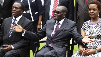 Robert Mugabe (au centre), alors président, entouré de son (futur) successeur&nbsp;Emmerson Mnangagwa, alors vice-président, le 12 décembre 2014. (PHILIMON BULAWAYO / X02381)