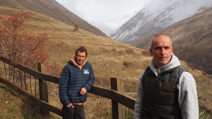 Aurélien Routens and Thierry Favre, members of the collective La Grave differently, on November 21, 2023 in La Grave (Hautes-Alpes).  (PAOLO PHILIPPE / FRANCEINFO)