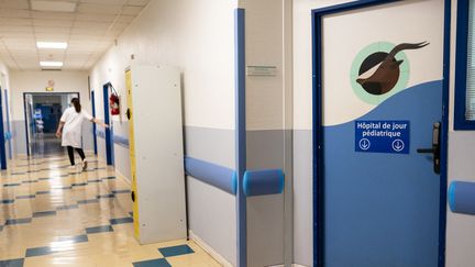 Dans le service pédiatrique de l'hôpital de Bry-sur-Marne (Val-de-Marne), en octobre 2021. (ALINE MORCILLO / HANS LUCAS via AFP)