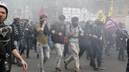 Des manifestants avancent dans les gaz lacrymogènes, à Paris, le 12 mai 2016.&nbsp; (GONZALO FUENTES / REUTERS)