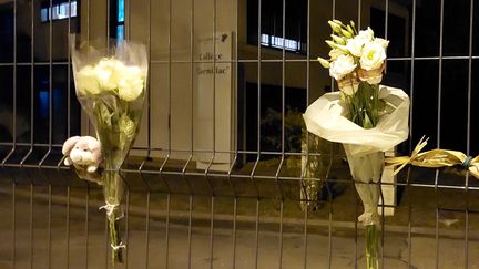 Des fleurs et une peluche déposées devant les grilles du collège Germillac, à Tonneins (Lot-et-Garonne) le 19 novembre 2022 (BENJAMIN ILLY / RADIO FRANCE)