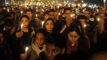 Des milliers de personnes se sont rassembl&eacute;es samedi 29 d&eacute;cembre &agrave; New Delhi, en Inde,&nbsp;pour participer &agrave; des veill&eacute;es aux chandelles en hommage &agrave; la jeune &eacute;tudiante viol&eacute;e et battue. (SAJJAD HUSSAIN / AFP)