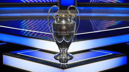 Le trophée de la Ligue des champions lors du tirage au sort de la phase de poules, le 29 août 2024. (VALERY HACHE / AFP)