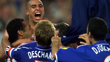 David Trezeguet, buteur décisif en finale de l'Euro-2000 contre l'Italie, entouré de ses coéquipiers Henry, Deschamps, Djorkaeff... (TOUSSAINT_KLUITERS / EPA)