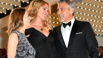 Jody Foster en Dior, aux côtés de Julia Roberts et Georges Clooney, Cannes 2016. Pour la première de Money Monster, Jodie Foster porte une robe en crêpe de soie bleu marine rebrodée.
 
 (MUSTAFA YALCIN / ANADOLU AGENCY)