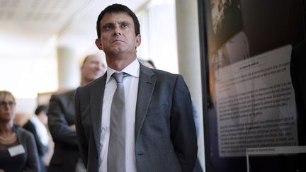 Le ministre de l'Int&eacute;rieur, Manuel Valls, le 14 septembre 2012 lors d'une visite de l'Institut national de police scientifique &agrave; Ecully (Rh&ocirc;ne). (JEFF PACHOUD / AFP)