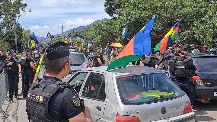 Des gendarmes présents fouillent les véhicules qui accompagnent le cortège funéraire. (BENJAMIN ILLY / FRANCEINFO / RADIO FRANCE)