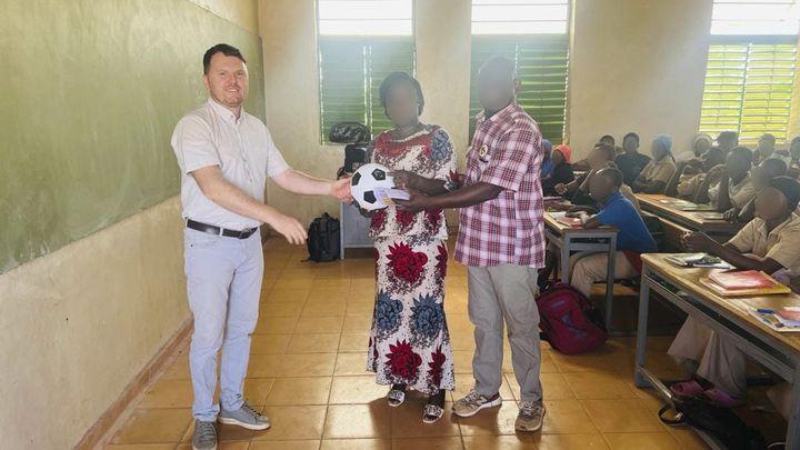 Capture écran du compte Facebook de Soumaila Ayo Azenwo, présenté comme directeur d'African initiative au Burkina Faso, montrant Viktor Lukovenko dans une salle de classe, le 24 novembre 2023. ((SOUMAILA AYO AZENWO))