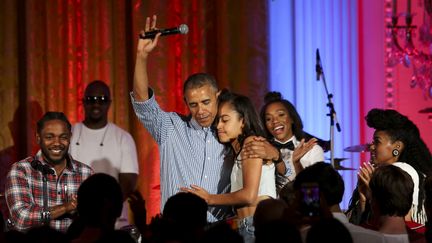 4 juillet 2016. "Happy Birthday Malia !" Barack Obama serre sa fille dans ses bras pour ses 18 ans.&nbsp; (AUDE GUERRUCCI / GETTY IMAGES NORTH AMERICA)