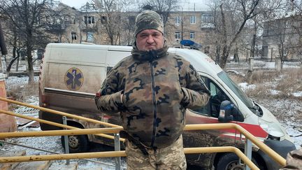 Le chef du service médical de la 57e brigade Oleg Kravchenko, basée sur le front près de Bahkmut et Soledar en Ukraine, déplore le nombre important de blessés et morts dans cette guerre. (GILLES GALLINARO / RADIOFRANCE)