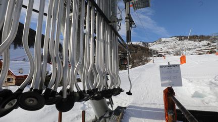 Les tire-fesses à l'arrêt par mesure sanitaire à la station de ski d'Auron (Alpes-Maritimes). (ERIC OTTINO / MAXPPP)