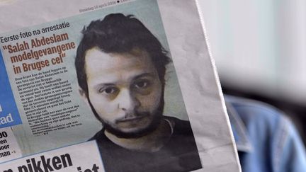 Une photo de Salah Abdeslam prise en prison à la une du journal flamand "Het Nieuwsblad", le 12 avril 2016. (MAXPPP)