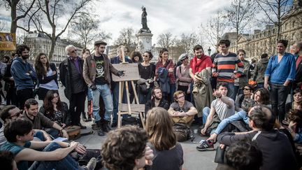 Depuis plus de quinze jours, les participants à "Nuit Debout" se réunissent et débattent. Sans pour autant entraver la vie de la place de la République : le café est ouvert, les skateurs font du skate...&nbsp; (MAXPPP)