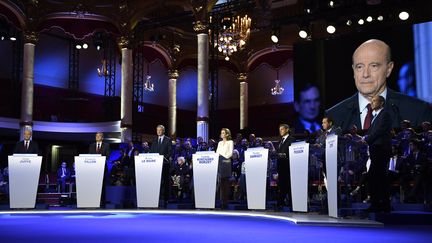 Le sept candidats de la primaire &agrave; droite lors du deuxi&egrave;me d&eacute;bat, le 3 novembre 2016 &agrave; Paris. (ERIC FEFERBERG / AFP)