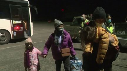 Depuis le début de la semaine,&nbsp;le 13 Heures suit&nbsp;le quotidien de nombreux Français qui vivaient en Ukraine et qui ont choisi de fuir la zone de conflit. Le cauchemar se termine pour une famille qui vivait encore récemment à Kiev (Ukraine). Récit de la fin de leur périple, dans la nuit du jeudi 3 au vendredi 4 mars, à Orléans (Loiret). (FRANCE 2)