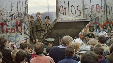 La chute du mur de Berlin (Allemagne). Les derniers panneaux tombent le 11 novembre 1989. (GERARD MALIE / AFP)