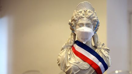 Une Marianne avec un masque et une écharpe tricolore (photo d'illustration). (ERIC OTTINO / MAXPPP)