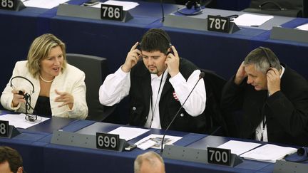 L'eurod&eacute;put&eacute; Csanad Szegedi (C) participe &agrave; la premi&egrave;re session du Parlement europ&eacute;en en tenue paramilitaire, le 14 juillet 2009 &agrave; Strasbourg (Bas-Rhin). (YVES HERMAN / REUTERS)