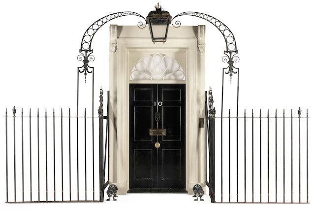 Reproduction du portail du 10 Downing Street pour la série "The Crown". (BONHAMS)