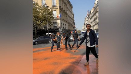 Photo postée sur X de militants du collectif Dernière Rénovation, mercredi 6 septembre, place Beauvau à Paris. (CAPTURE D'ECRAN)