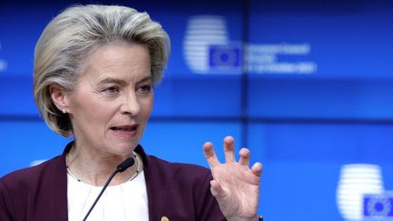 La présidente de la Commission européenne Ursula von der Leyen, à Bruxelles, le 22 octobre 2021. (OLIVIER MATTHYS / POOL / AFP)