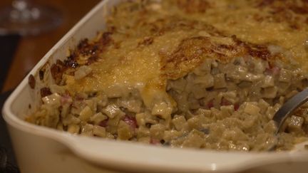 La croziflette est un repas de fête qui réchauffe. Son nom est inspiré de la tartiflette. Elle se cuisine avec des crozets, de petites pâtes carrées. La spécialité nous vient de Savoie. (France 2)