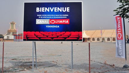 Entrée d'un complexe cinématrographique géré par Canal Olympia (Bolloré) à Ouagadougou (capitale du Burkina Faso). Photo prise le 24 février 2017. (AHMED OUOBA / AFP)