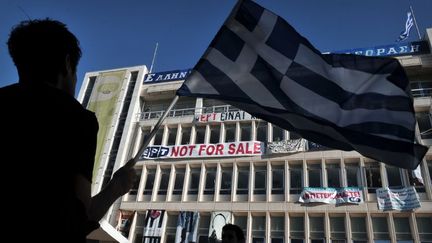 Des manifestations devant le si&egrave;ge de la t&eacute;l&eacute;vision grecque ERT, &agrave; Ath&egrave;nes (Gr&egrave;ce), le 19 juin 2013. (LOUISA GOULIAMAKI / AFP)